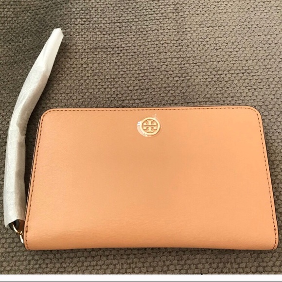 Tory Burch Handbags - NEW * Tory Burch “Parker” Zip Smartphone Wallet!